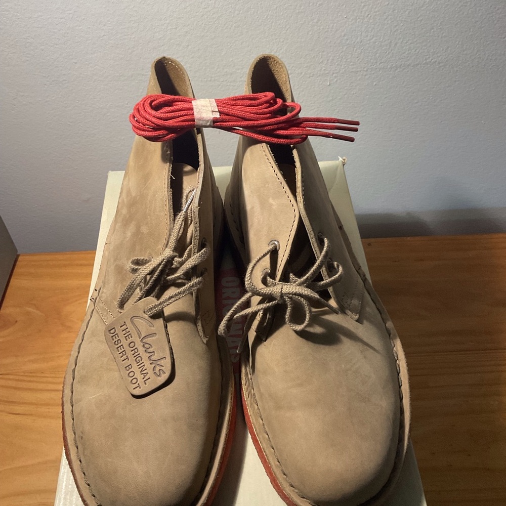 Clarks Men’s Desert Boot in Sand Suede size 7.5